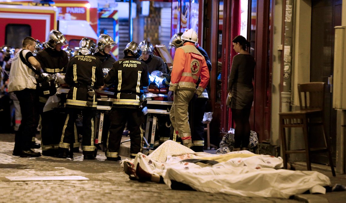 13. november 2015 ble Paris rammet av flere terrorangrep. Terroristene angrep seks steder, og 130 personer ble drept. En stund senere sluttet flere franske aviser å identifisere terrorister. Arkivfoto: Jacques Brinon / AP / NTB 13. november 2015 ble Paris rammet av flere terrorangrep. Terroristene angrep seks steder, og 130 personer ble drept. En stund senere sluttet flere franske aviser å identifisere terrorister. Arkivfoto: Jacques Brinon / AP / NTB