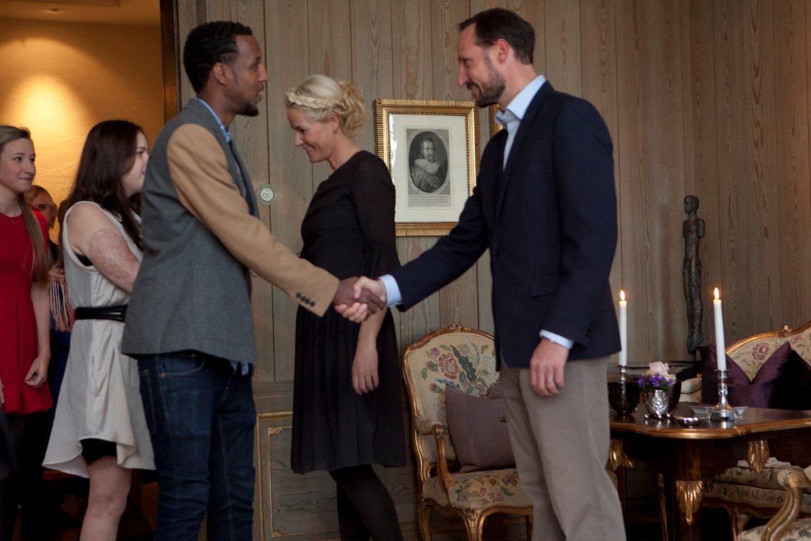 Warsame Ali hilser på Kronprinsparet når han ankommer gjestebudet på Skaugum i 2012. Foto: Anette Karlsen / NTB Warsame Ali hilser på Kronprinsparet når han ankommer gjestebudet på Skaugum i 2012. Foto: Anette Karlsen / NTB