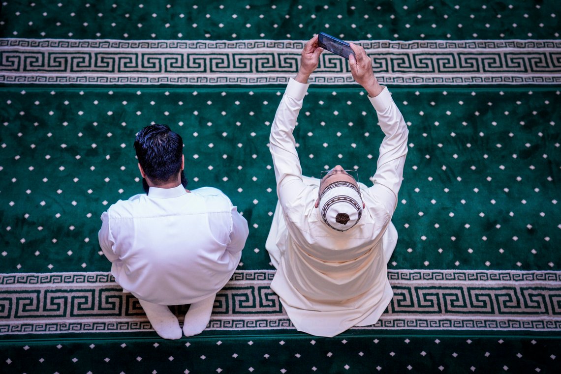 Oslo 20240410.
I dag feirer over 200.000 muslimer i Norge Eid Ul-fitr, som er festen etter fastemåneden ramadan. Moskeen til Søndre Nordstrand Muslimske Senter på Mortensrud er fylt til randen når muslimer kommer for å be id-bønn etter at ramadan er over. Etter bønn klemmer alle hverandre og ønsker hverandre en god id-feiring.
Foto: Javad Parsa / NTB Oslo 20240410.
I dag feirer over 200.000 muslimer i Norge Eid Ul-fitr, som er festen etter fastemåneden ramadan. Moskeen til Søndre Nordstrand Muslimske Senter på Mortensrud er fylt til randen når muslimer kommer for å be id-bønn etter at ramadan er over. Etter bønn klemmer alle hverandre og ønsker hverandre en god id-feiring.
Foto: Javad Parsa / NTB
