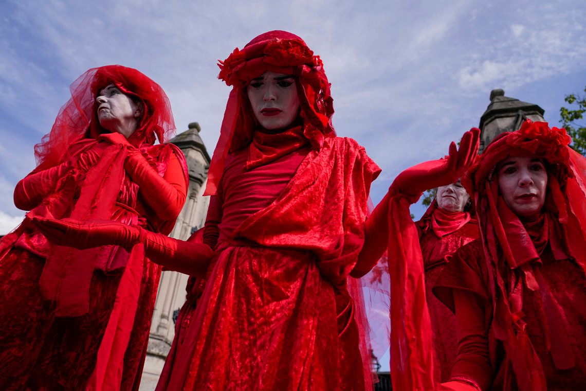 Extinction Rebellion under en «klimaprotest» i London den 16. september 2023. Foto: Alberto Pezzali / AP / NTB. Extinction Rebellion under en «klimaprotest» i London den 16. september 2023. Foto: Alberto Pezzali / AP / NTB.