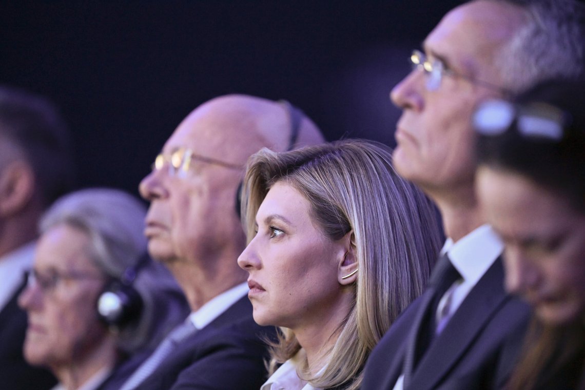 Jens Stoltenberg, Ukrainias førstedame Olena Zelenska, Klaus Schwab og hans kone Hilde under World Economic Forum i Davos den 18. januar 2023. Foto: Gian Ehrenzeller / Keystone via AP / NTB. Jens Stoltenberg, Ukrainias førstedame Olena Zelenska, Klaus Schwab og hans kone Hilde under World Economic Forum i Davos den 18. januar 2023. Foto: Gian Ehrenzeller / Keystone via AP / NTB.