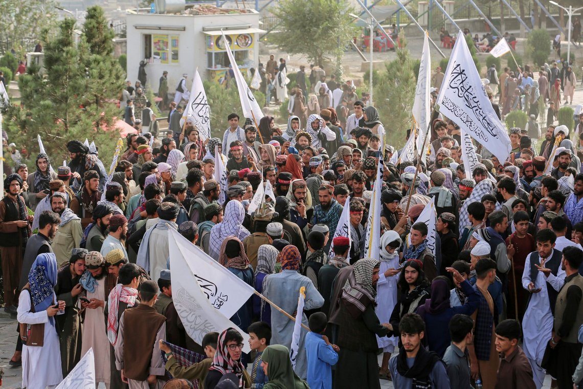 Afghanske menn samles til feiring av fireårsdagen for USAs tilbaketrekning og begynnelsen på Talibans styre i Kabul, Afghanistan, fredag 15. august 2025. Foto: Siddiqullah Alizai / AP / NTB Afghanske menn samles til feiring av fireårsdagen for USAs tilbaketrekning og begynnelsen på Talibans styre i Kabul, Afghanistan, fredag 15. august 2025. Foto: Siddiqullah Alizai / AP / NTB