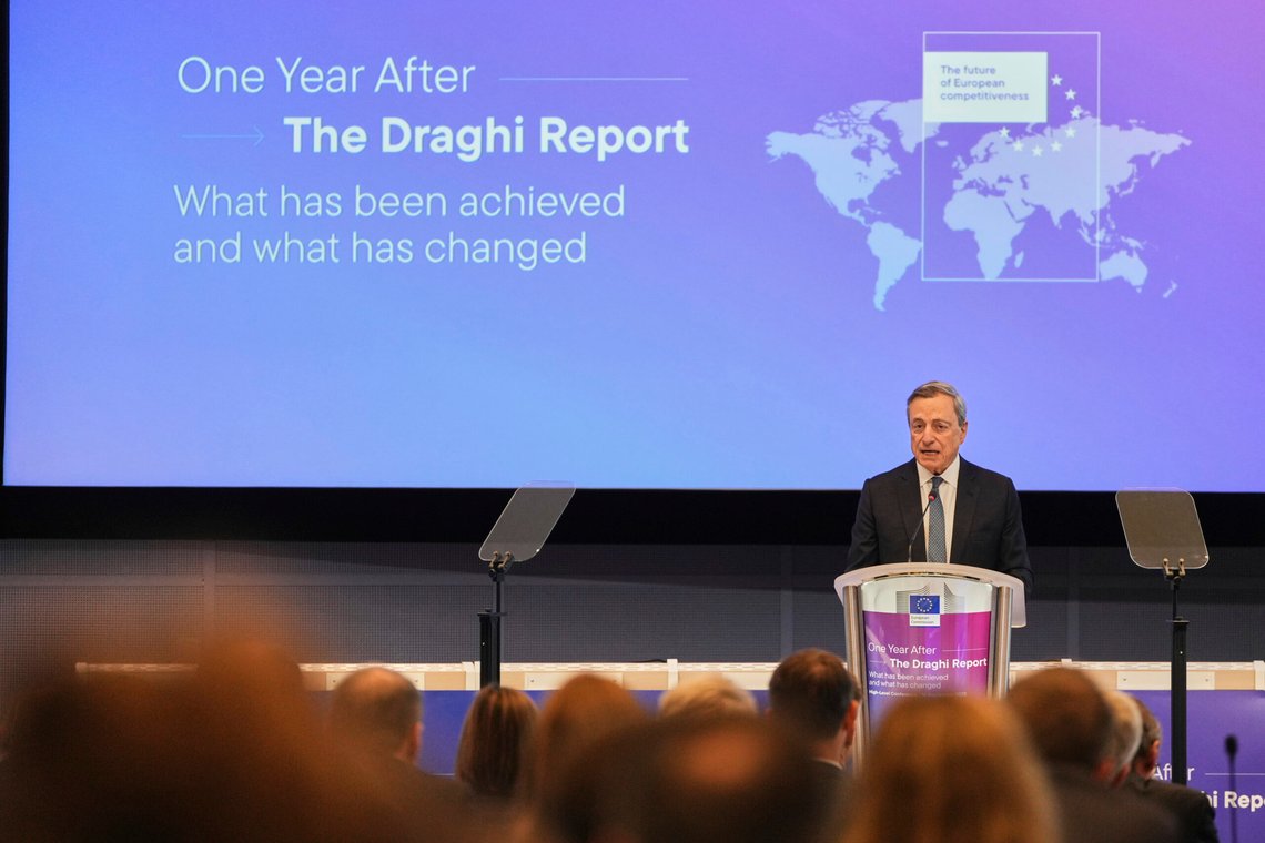 Tidligere sjef for EUs sentralbank, Mario Draghi, sier at EU må få opp farten, hvis ikke havner unionen enda lenger bak USA og Kina. Det er ett år siden Draghi leverte en rapport om dette temaet, da han hevdet at «avkarbonisering» var løsningen. Foto: Virginia Mayo / AP / NTB Tidligere sjef for EUs sentralbank, Mario Draghi, sier at EU må få opp farten, hvis ikke havner unionen enda lenger bak USA og Kina. Det er ett år siden Draghi leverte en rapport om dette temaet, da han hevdet at «avkarbonisering» var løsningen. Foto: Virginia Mayo / AP / NTB
