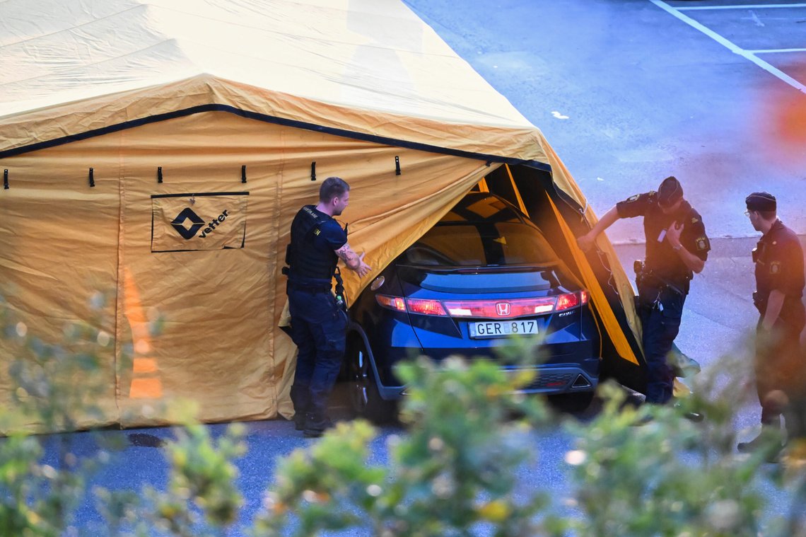 GÖTEBORG, SVERIGE 20250902
Polisen kör ut en bil från tältet. Stort polispådrag med kriminaltekniker på plats under tisdagskvällen i Lunden i Göteborg. Polisen misstänker att ett grovt brott kan ha utförts.
***OBS registreringsskylt synlig***
Foto: Björn Larsson Rosvall / TT / Kod 9200 GÖTEBORG, SVERIGE 20250902
Polisen kör ut en bil från tältet. Stort polispådrag med kriminaltekniker på plats under tisdagskvällen i Lunden i Göteborg. Polisen misstänker att ett grovt brott kan ha utförts.
***OBS registreringsskylt synlig***
Foto: Björn Larsson Rosvall / TT / Kod 9200