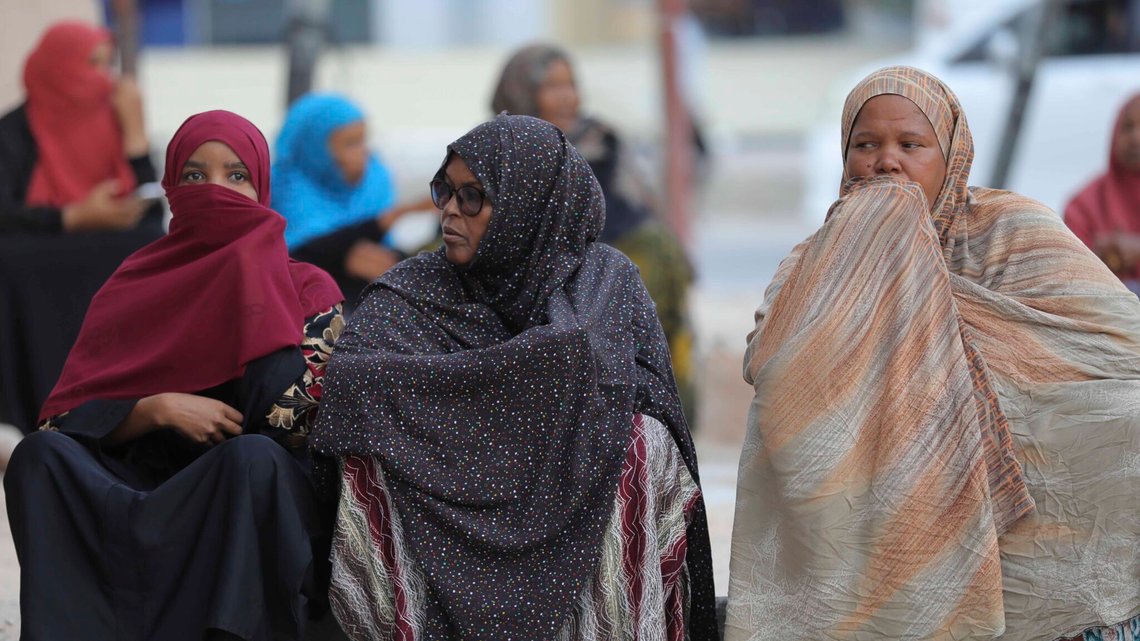 Kvinner sitter på gulvet i et valglokale i Hargeisa mens de venter å stemme under presidentvalget i Somaliland den 13. november 2024. Foto: Abdirahman Aleeli / AP / NTB. Kvinner sitter på gulvet i et valglokale i Hargeisa mens de venter å stemme under presidentvalget i Somaliland den 13. november 2024. Foto: Abdirahman Aleeli / AP / NTB.