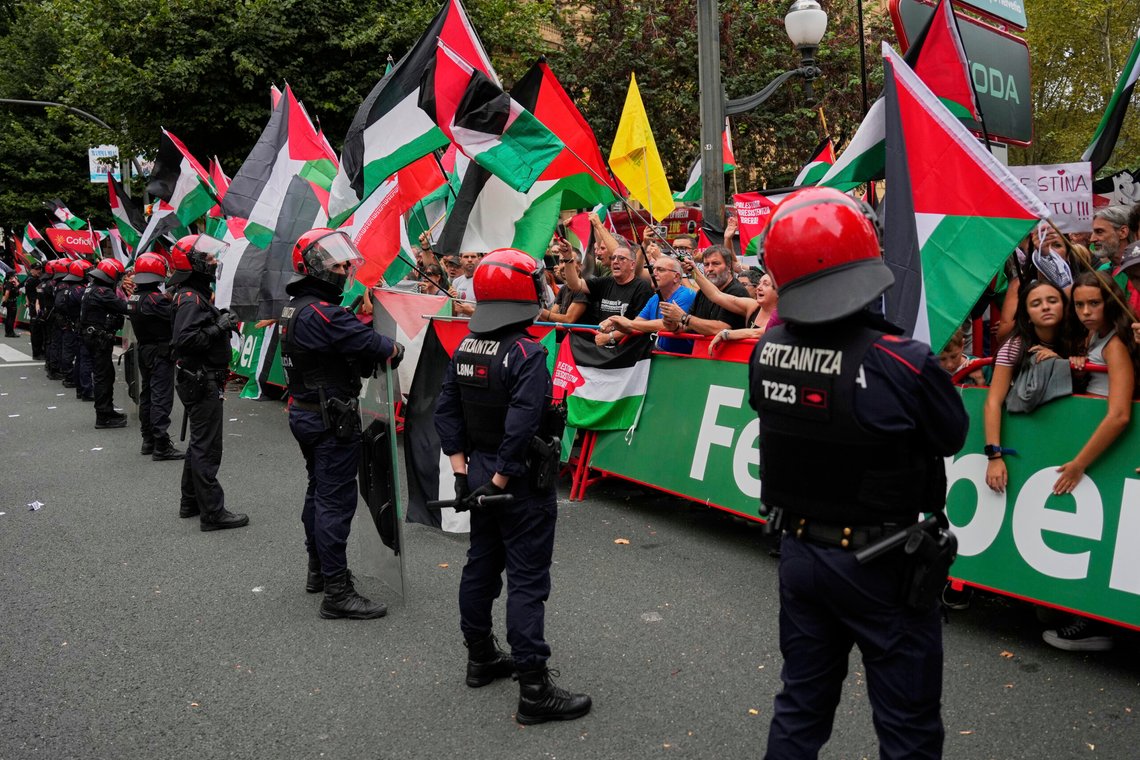 Sykkelrittet Vuelta a España har vært preget av pro-palestinske demonstranter som har skapt fare for syklistene, og blokkert løpene flere ganger. Demonstrantenes opptreden grør Spanias statsminister stolt. Foto: Miguel Oses / AP / NTB Sykkelrittet Vuelta a España har vært preget av pro-palestinske demonstranter som har skapt fare for syklistene, og blokkert løpene flere ganger. Demonstrantenes opptreden grør Spanias statsminister stolt. Foto: Miguel Oses / AP / NTB
