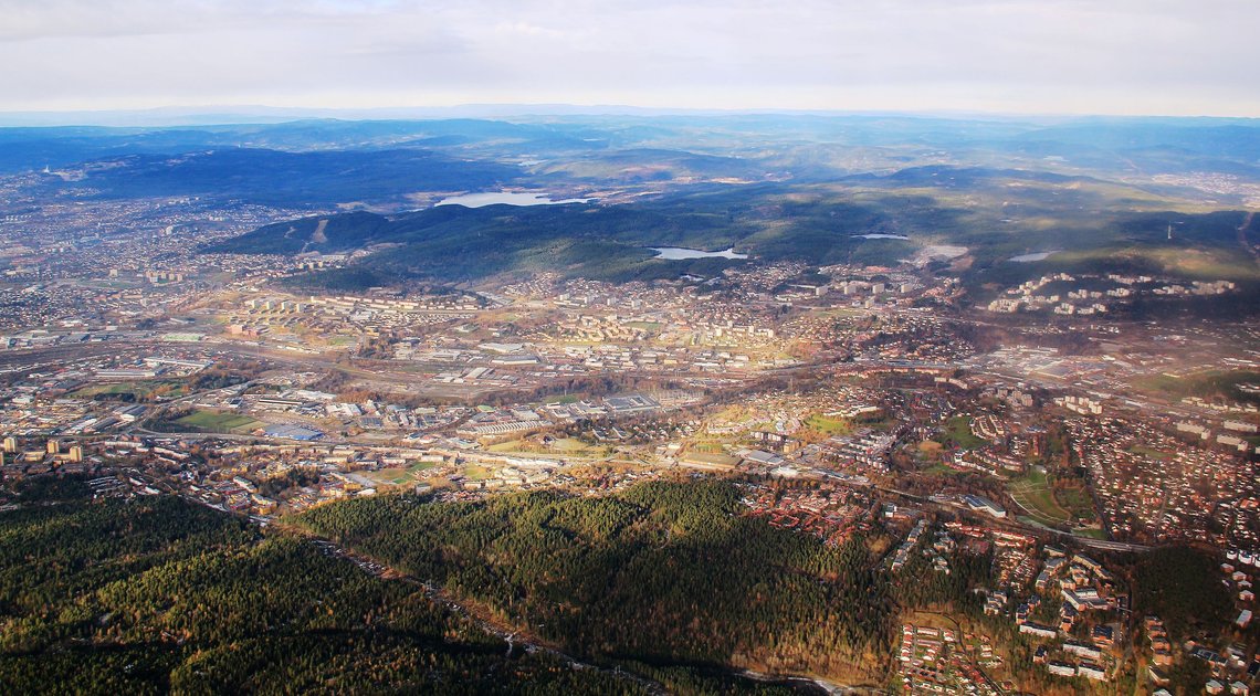 Groruddalen i Oslo sett fra luften. Foto: © Chell Hill / Wikimedia Commons (cc by-sa 3.0). Groruddalen i Oslo sett fra luften. Foto: © Chell Hill / Wikimedia Commons (cc by-sa 3.0).