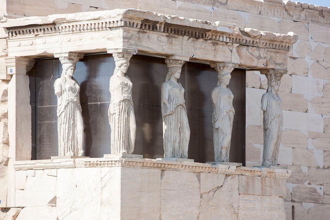 Erekhtheion er et tempel på Akropolis i Athen, oppført 420–407 f.Kr. Den mest kjente delen er de seks karyatider. Tempelet er viet Athene. Det erstattet et gammelt tempel som ble ødelagt av perserne i år 480 f.Kr. Foto: Arnt Jensvoll Erekhtheion er et tempel på Akropolis i Athen, oppført 420–407 f.Kr. Den mest kjente delen er de seks karyatider. Tempelet er viet Athene. Det erstattet et gammelt tempel som ble ødelagt av perserne i år 480 f.Kr. Foto: Arnt Jensvoll