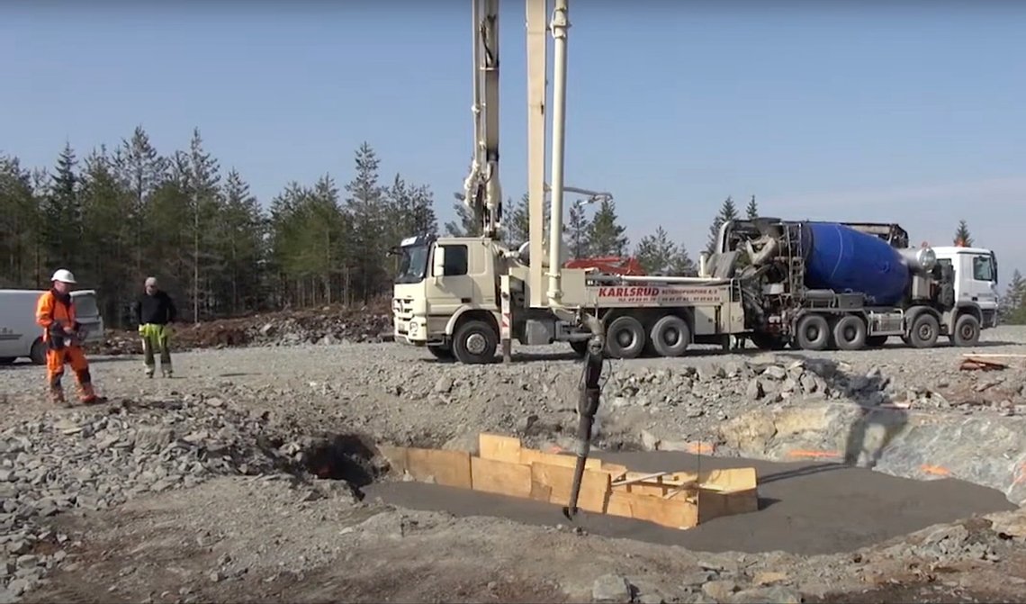 Før en vindturbin settes opp, må det graves dypt i berggrunnen for å fylle den med betong til fundamentet. Og anleggsveier må bygges for å få maskinene frem dit. Videoer som dokumenterer tidligere arbeider med Marker Vindpark, finnes her, her og her. Stillbilde: Lars Brander / YouTube. Før en vindturbin settes opp, må det graves dypt i berggrunnen for å fylle den med betong til fundamentet. Og anleggsveier må bygges for å få maskinene frem dit. Videoer som dokumenterer tidligere arbeider med Marker Vindpark, finnes her, her og her. Stillbilde: Lars Brander / YouTube.
