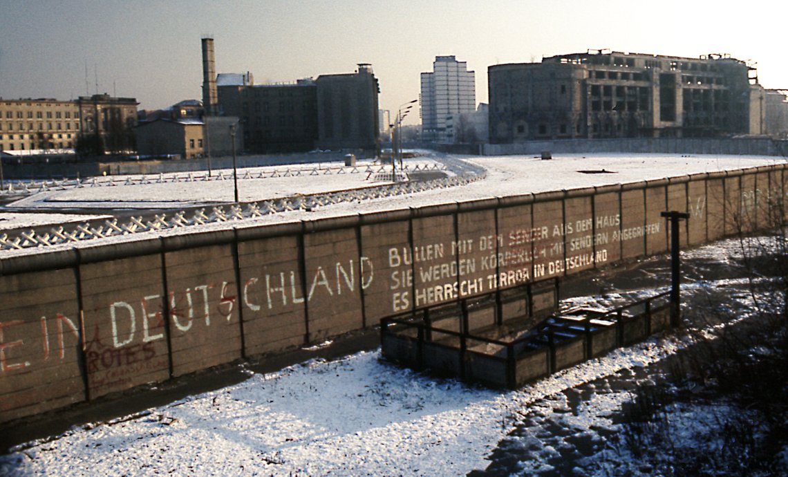 Berlinmuren ved Potsdamer Platz 1975, sett mot sørøst inn i Stresemannstraße. Foto: Edward Valachovic/ CC BY-SA 2.0/ Wikipedia Berlinmuren ved Potsdamer Platz 1975, sett mot sørøst inn i Stresemannstraße. Foto: Edward Valachovic/ CC BY-SA 2.0/ Wikipedia