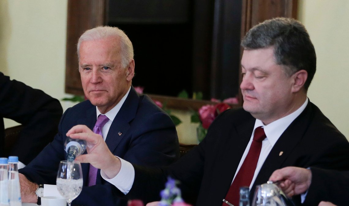 USAs visepresident Joe Biden og Ukrainas president Petro Porosjenko under sikkerhetskonferansen i München den 7. februar 2015. Foto: Matthias Schrader / AP / NTB. USAs visepresident Joe Biden og Ukrainas president Petro Porosjenko under sikkerhetskonferansen i München den 7. februar 2015. Foto: Matthias Schrader / AP / NTB.