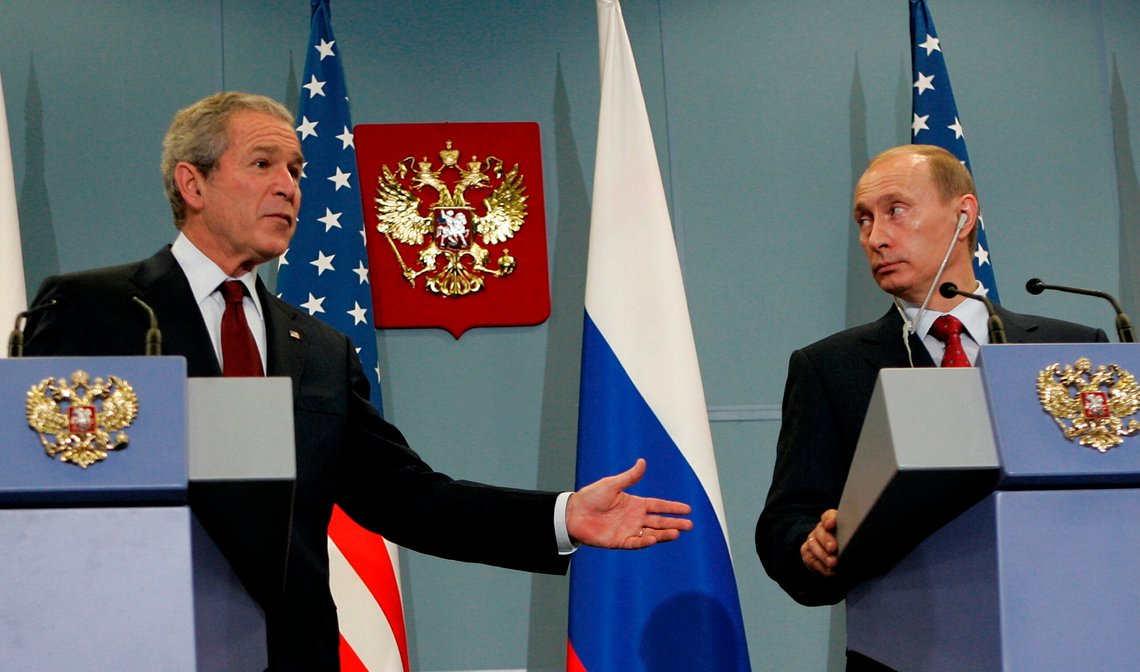 USAs president George W. Bush og Russlands president Vladimir Putin under en pressekonferanse i Sotsji i Russland den 6. april 2008. Foto : Alexander Zemlianichenko / AP / NTB. USAs president George W. Bush og Russlands president Vladimir Putin under en pressekonferanse i Sotsji i Russland den 6. april 2008. Foto : Alexander Zemlianichenko / AP / NTB.