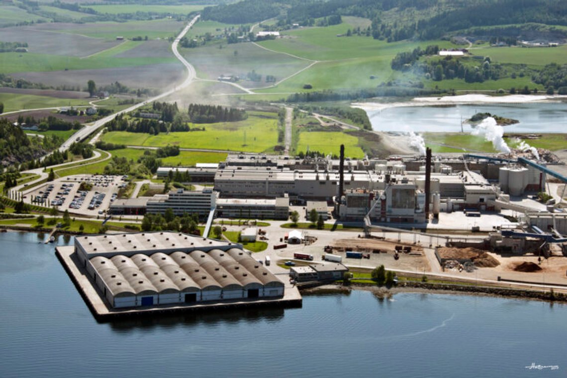 Norske Skogs fabrikk på Skogn har redusert sine klimautslipp med over 90 prosent siden 2018. Nå straffes selskapet økonomisk for prestasjonene. Foto: Norske Skog. Norske Skogs fabrikk på Skogn har redusert sine klimautslipp med over 90 prosent siden 2018. Nå straffes selskapet økonomisk for prestasjonene. Foto: Norske Skog.