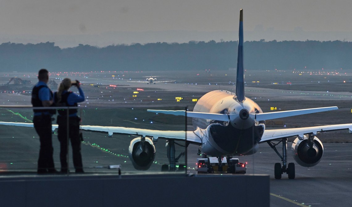 Tysk politi følger med på trafikken ved flyplassen i Frankfurt den 9. mars 2025. Foto: Michael Probst / AP / NTB. Tysk politi følger med på trafikken ved flyplassen i Frankfurt den 9. mars 2025. Foto: Michael Probst / AP / NTB.