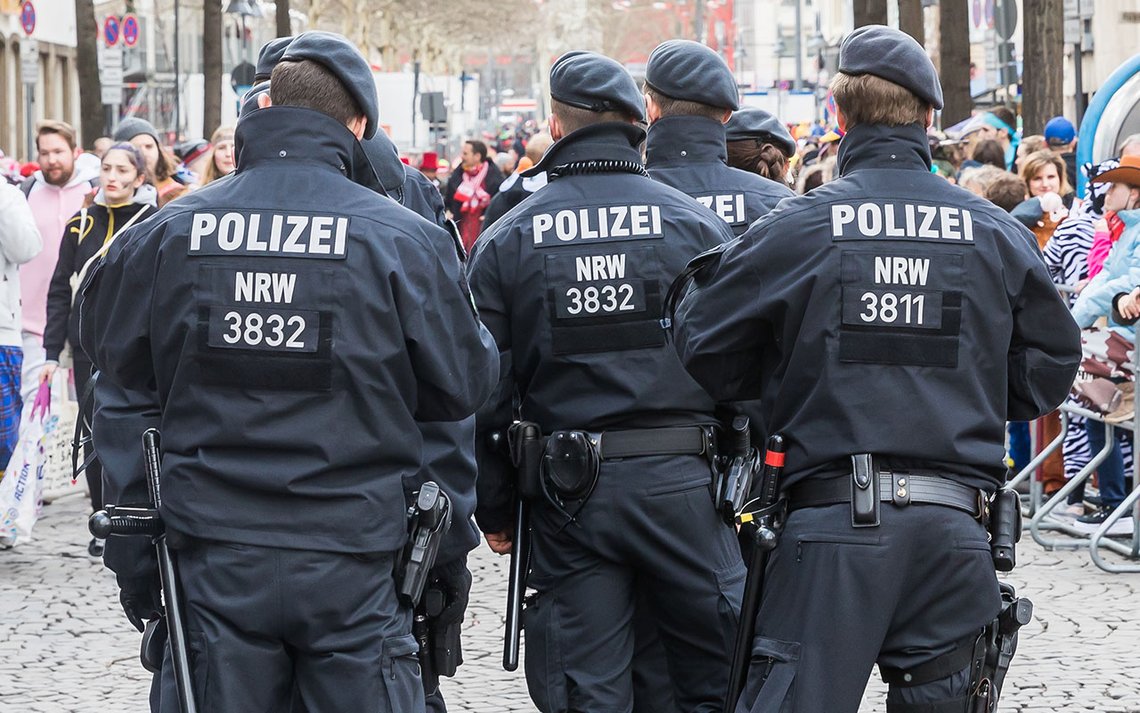 Politi i gaten Unter Käster, Köln. Foto: © Raimond Spekking / CC BY-SA 4.0 (via Wikimedia Commons), beskåret Politi i gaten Unter Käster, Köln. Foto: © Raimond Spekking / CC BY-SA 4.0 (via Wikimedia Commons), beskåret