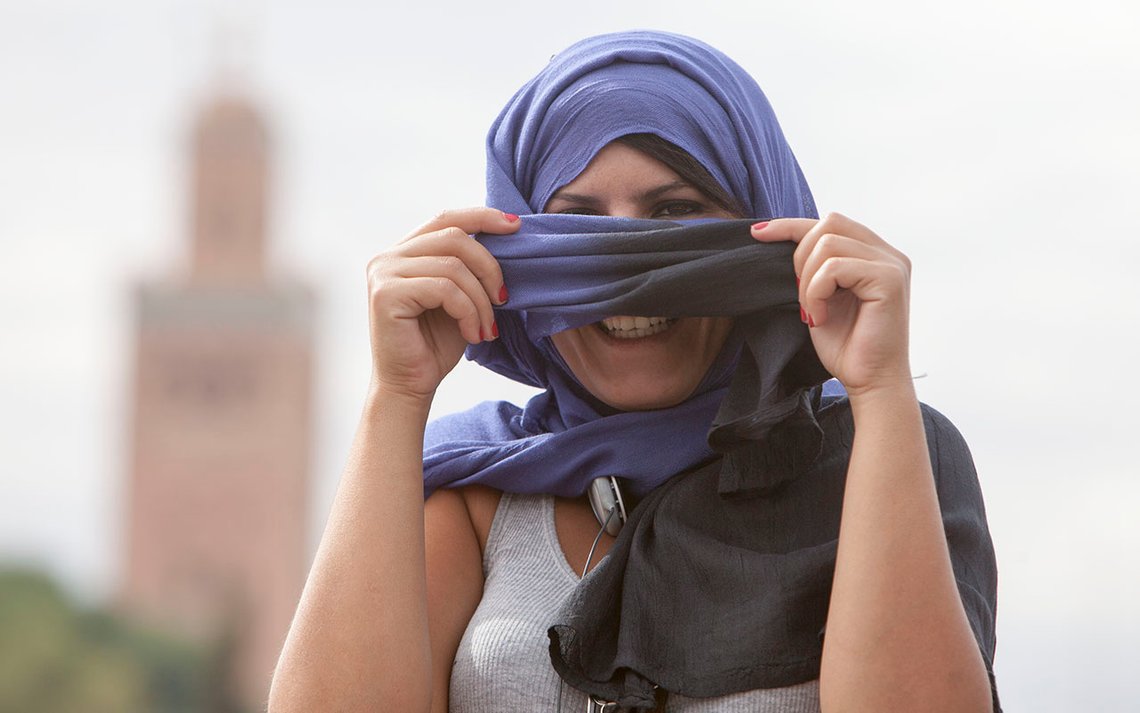 Marokkansk kvinne leker med hijaben til ære for fotografen på Jamaa el-Fna, Marrakesh. I bakgrunnen Koutoubia, den største og mest symbolske moskeen i Marrakesh. Illustrasjonsfoto: Arnt Jensvoll Marokkansk kvinne leker med hijaben til ære for fotografen på Jamaa el-Fna, Marrakesh. I bakgrunnen Koutoubia, den største og mest symbolske moskeen i Marrakesh. Illustrasjonsfoto: Arnt Jensvoll