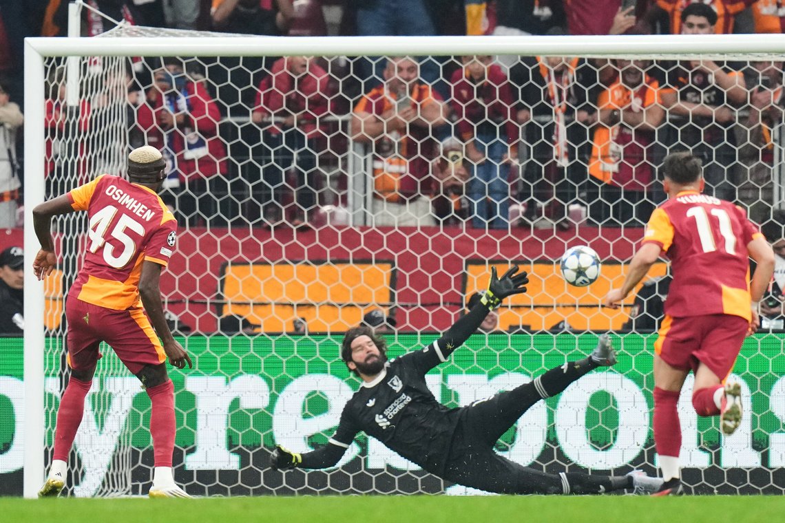 Victor Osimhen scorer på straffe for Galatasaray i mesterligakampen mot Liverpool. Alisson Becker i målet er sjanseløs. Foto: Francisco Seco, AP / NTB Victor Osimhen scorer på straffe for Galatasaray i mesterligakampen mot Liverpool. Alisson Becker i målet er sjanseløs. Foto: Francisco Seco, AP / NTB