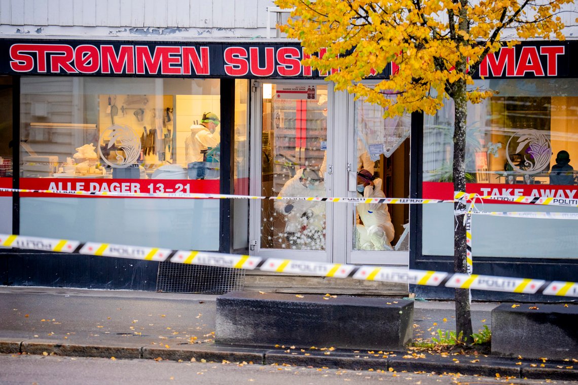 Strømmen 20251007.
NB! Vi ber om at det tas egen selvstendig redaksjonell vurdering før publisering av bildet.
To unge menn er pågrepet etter det politiet mener er en eksplosjon fra en håndgranat i Strømmen sushi og thaimat på Strømmen i Lillestrøm. Ingen personer skal være skadet.
Foto: Stian Lysberg Solum / NTB Strømmen 20251007.
NB! Vi ber om at det tas egen selvstendig redaksjonell vurdering før publisering av bildet.
To unge menn er pågrepet etter det politiet mener er en eksplosjon fra en håndgranat i Strømmen sushi og thaimat på Strømmen i Lillestrøm. Ingen personer skal være skadet.
Foto: Stian Lysberg Solum / NTB