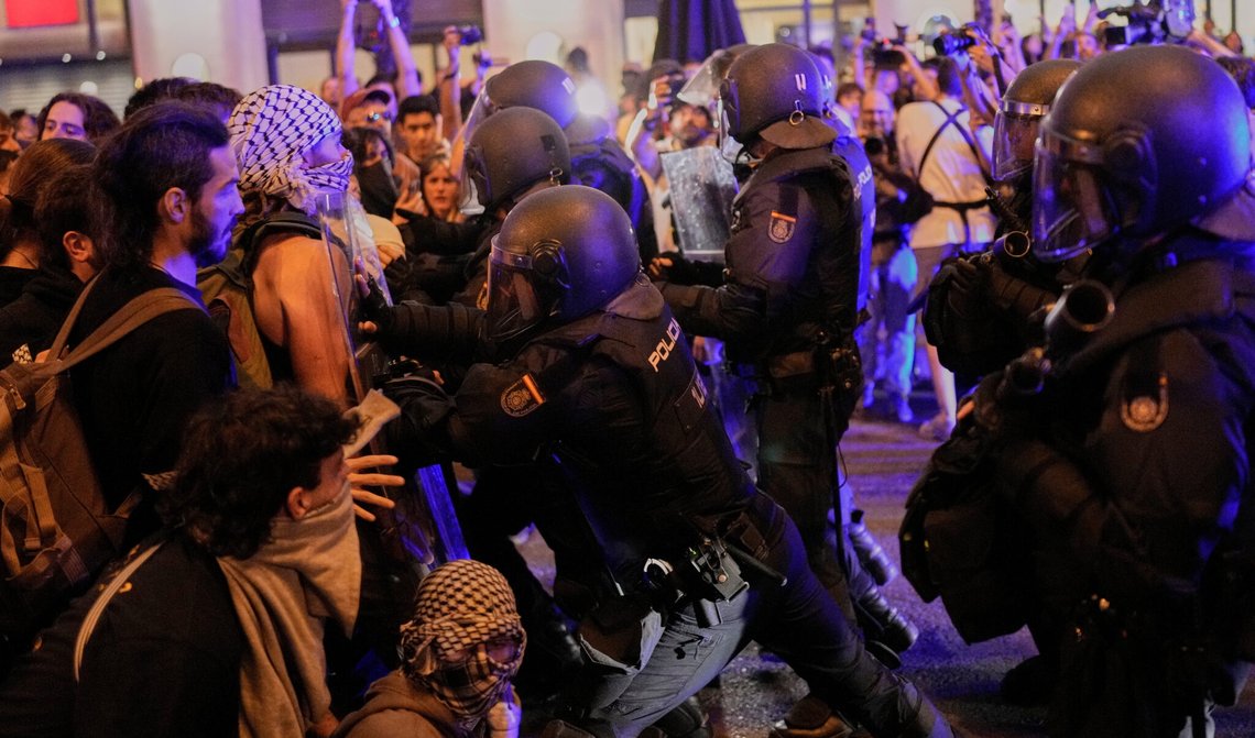 Politifolk i håndgemeng med pro-palestinske demonstranter som protesterer mot avskjæringen av Gaza-flotiljen i Madrid den 2. oktober 2025. Foto: Bernat Armangue / AP / NTB. Politifolk i håndgemeng med pro-palestinske demonstranter som protesterer mot avskjæringen av Gaza-flotiljen i Madrid den 2. oktober 2025. Foto: Bernat Armangue / AP / NTB.