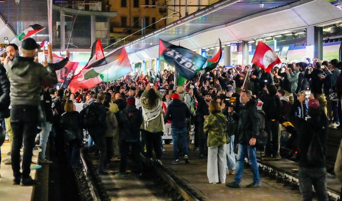 Pro-palestinske demonstranter oversvømmer sporet på Cadorna jernbanestasjon i Milano den 1. oktober 2025, etter nyheten om at en flåten som ville bryte Israels marineblokade av Gaza, er blitt stanset av israelske styrker i Middelhavet. Foto: Luca Bruno / AP / NTB. Pro-palestinske demonstranter oversvømmer sporet på Cadorna jernbanestasjon i Milano den 1. oktober 2025, etter nyheten om at en flåten som ville bryte Israels marineblokade av Gaza, er blitt stanset av israelske styrker i Middelhavet. Foto: Luca Bruno / AP / NTB.