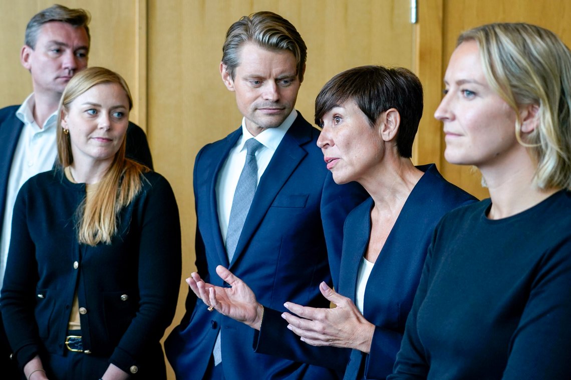 Gardermoen 20250912.
Henrik Asheim, Tina Bru, Peter Christian Frølich, Ine Marie Eriksen Søreide og Sandra Bruflot i forbindelse med en pressekonferanse. Erna Solberg gjorde det kjent at hun går av som partileder under Høyres sentralstyremøte fredag.
Foto: Gorm Kallestad / NTB Gardermoen 20250912.
Henrik Asheim, Tina Bru, Peter Christian Frølich, Ine Marie Eriksen Søreide og Sandra Bruflot i forbindelse med en pressekonferanse. Erna Solberg gjorde det kjent at hun går av som partileder under Høyres sentralstyremøte fredag.
Foto: Gorm Kallestad / NTB