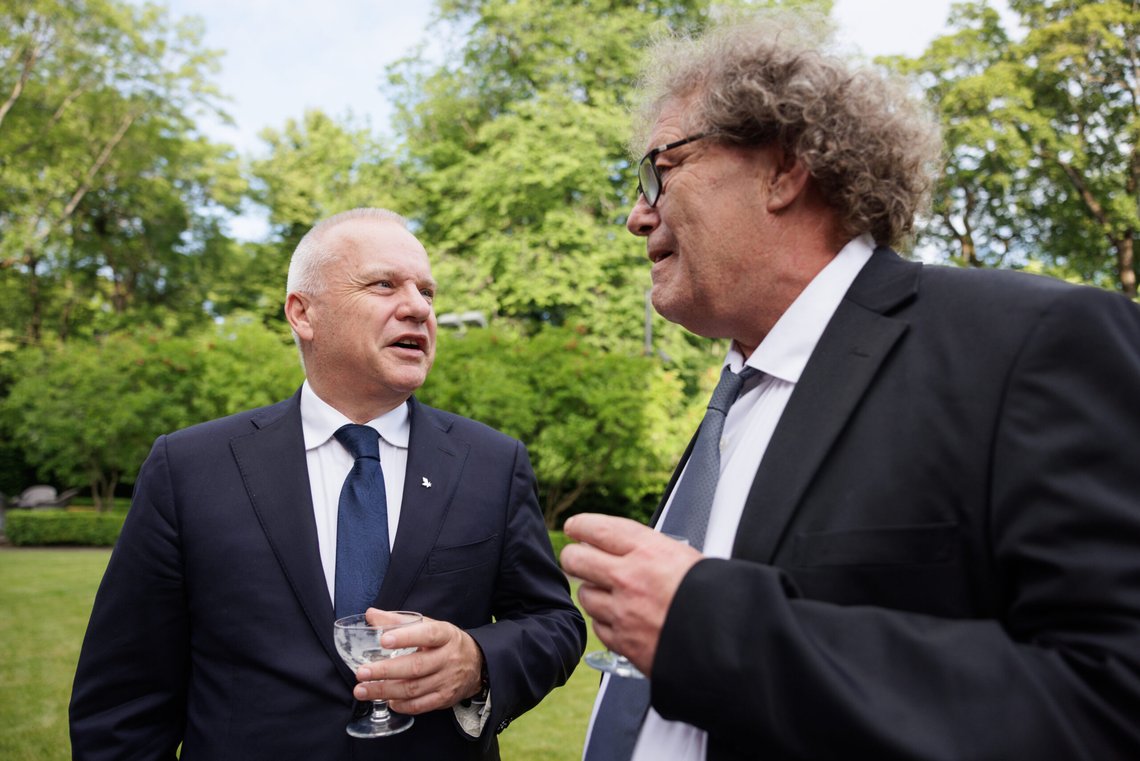 Oslo 20250617.
Konsernsjef i Equinor Anders Opedal og leder av miljøstiftelsen Bellona Frederic Hauge da energiminister Terje Aasland (Ap) var vert for en middag i forbindelse med en høynivåkonferanse om karbonhåndtering. Middagen foregår i regjeringens representasjonsanlegg tirsdag kveld.
Foto: Jonas Been Henriksen / NTB Oslo 20250617.
Konsernsjef i Equinor Anders Opedal og leder av miljøstiftelsen Bellona Frederic Hauge da energiminister Terje Aasland (Ap) var vert for en middag i forbindelse med en høynivåkonferanse om karbonhåndtering. Middagen foregår i regjeringens representasjonsanlegg tirsdag kveld.
Foto: Jonas Been Henriksen / NTB