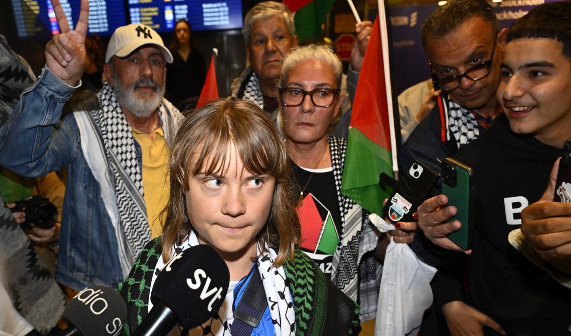 Den svenske aktivisten Greta Thunberg snakker med journalister idet hun ankommer Arlanda lufthavn utenfor Stockholm den 10. juni 2025. Foto: Anders Wiklund / TT via AP / NTB. Den svenske aktivisten Greta Thunberg snakker med journalister idet hun ankommer Arlanda lufthavn utenfor Stockholm den 10. juni 2025. Foto: Anders Wiklund / TT via AP / NTB.