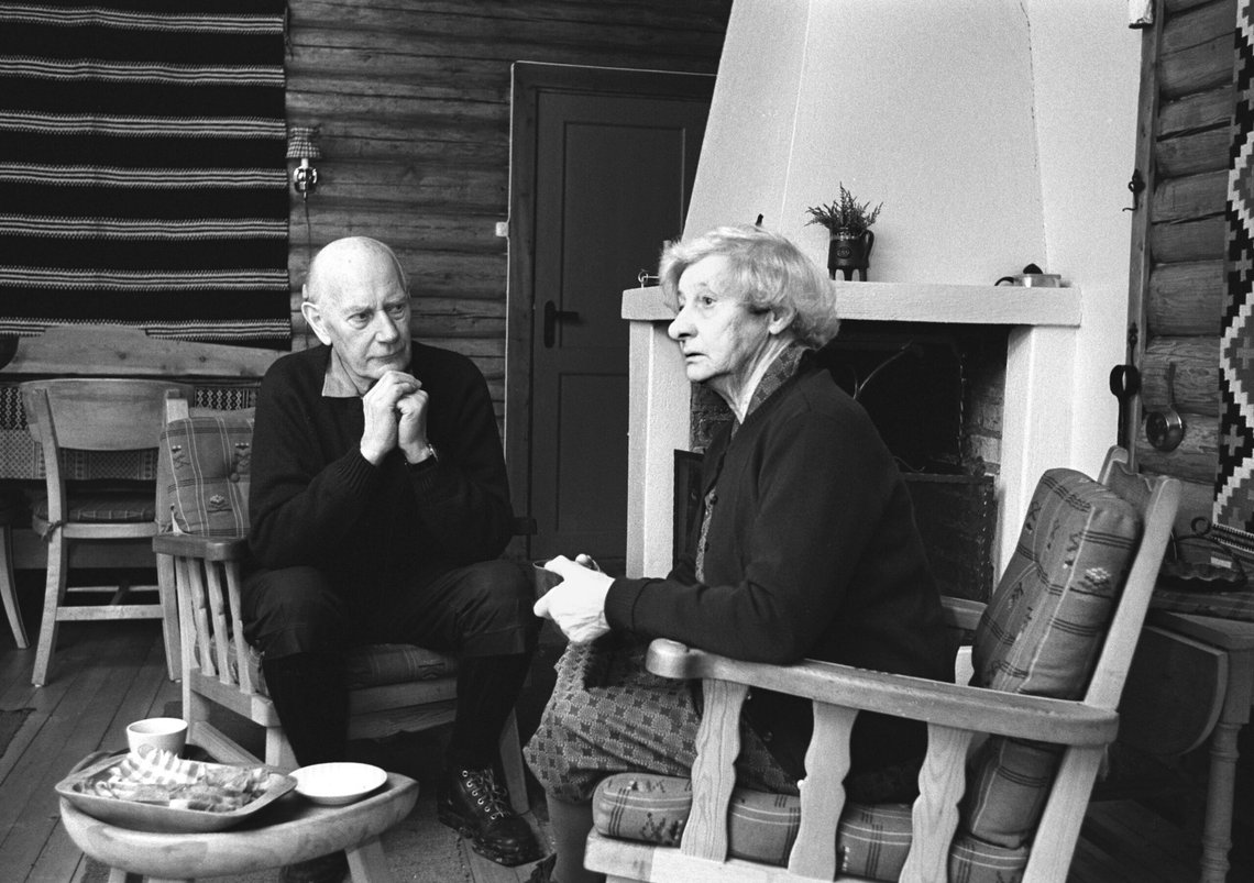 Oslo 19721223. Anna (83) fra Haugsetvolden er i Oslo for første gang i sitt liv. Anna Widen bor på en ensom fjellgård ved Istersjøen inne i Femundsmarka. Nå er hun i Oslo for å gjennomføre et beinhardt PR-program sammen med forfatteren Dagfinn Grønoset som har skrevet boken Anna i ødemarken om hennes liv på fjeldgården. Et av hennes store ønske var å møte tidligere statsminister Einar Gerhardsen. Her er Anna på hytta til Gerhardsen i Bærum.
Foto: Aage Storløkken Aktuell / NTB Oslo 19721223. Anna (83) fra Haugsetvolden er i Oslo for første gang i sitt liv. Anna Widen bor på en ensom fjellgård ved Istersjøen inne i Femundsmarka. Nå er hun i Oslo for å gjennomføre et beinhardt PR-program sammen med forfatteren Dagfinn Grønoset som har skrevet boken Anna i ødemarken om hennes liv på fjeldgården. Et av hennes store ønske var å møte tidligere statsminister Einar Gerhardsen. Her er Anna på hytta til Gerhardsen i Bærum.
Foto: Aage Storløkken Aktuell / NTB