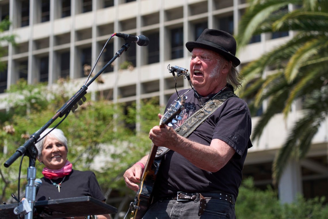 Neil Young opptrer sammen med Joan Baez under et «Fighting Oligarchy»-arrangement med senator Bernie Sanders og representanten Alexandria Ocasio-Cortez i Los Angeles, 12. april 2025. Foto: Jae C. Hong, AP-NTB. Neil Young opptrer sammen med Joan Baez under et «Fighting Oligarchy»-arrangement med senator Bernie Sanders og representanten Alexandria Ocasio-Cortez i Los Angeles, 12. april 2025. Foto: Jae C. Hong, AP-NTB.