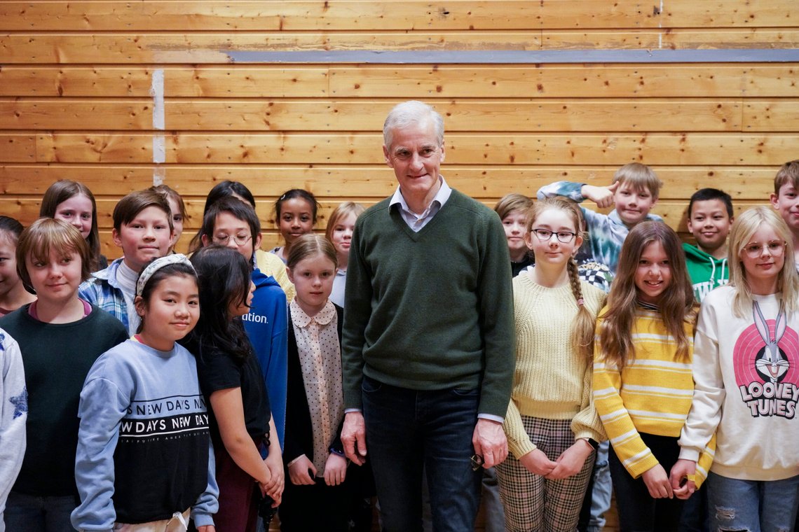 Sandefjord 20220404.
Statsminister Jonas Gahr Støre besøker Byskolen i Sandefjord der han møter ukrainske barn og for å se på hvordan kommunen tar imot ukrainske flyktninger.
Foto: Ole Berg-Rusten / NTB Sandefjord 20220404.
Statsminister Jonas Gahr Støre besøker Byskolen i Sandefjord der han møter ukrainske barn og for å se på hvordan kommunen tar imot ukrainske flyktninger.
Foto: Ole Berg-Rusten / NTB