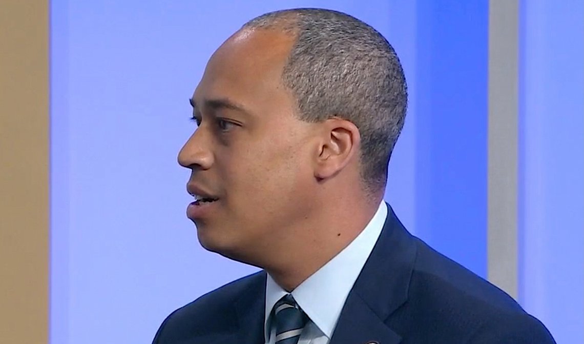 Jay Jones under et intervju i Richmond, Virginia, den 4. oktober 2025 om tekstmeldingene han sendte i 2022. Skjermbilde: WRIC News via AP / NTB. Jay Jones under et intervju i Richmond, Virginia, den 4. oktober 2025 om tekstmeldingene han sendte i 2022. Skjermbilde: WRIC News via AP / NTB.
