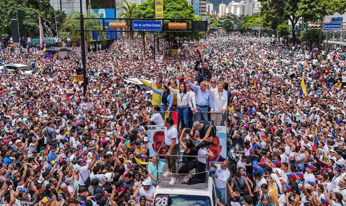 María Corina Machado og presidentkandidat Edmundo Gonzalez står på et lasteplan under en massemønstring i Caracas for fredelig maktovertagelse, to dager etter presidentvalget i 2024. (Foto: Matias Delacroix/AP Photo.) María Corina Machado og presidentkandidat Edmundo Gonzalez står på et lasteplan under en massemønstring i Caracas for fredelig maktovertagelse, to dager etter presidentvalget i 2024. (Foto: Matias Delacroix/AP Photo.)