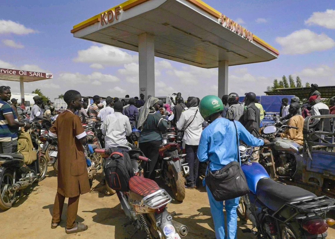 Folk står i kø med motorsyklene sine på en bensinstasjon i Bamako i Mali, 7. oktober 2025. Foto: AP-NTB. Folk står i kø med motorsyklene sine på en bensinstasjon i Bamako i Mali, 7. oktober 2025. Foto: AP-NTB.