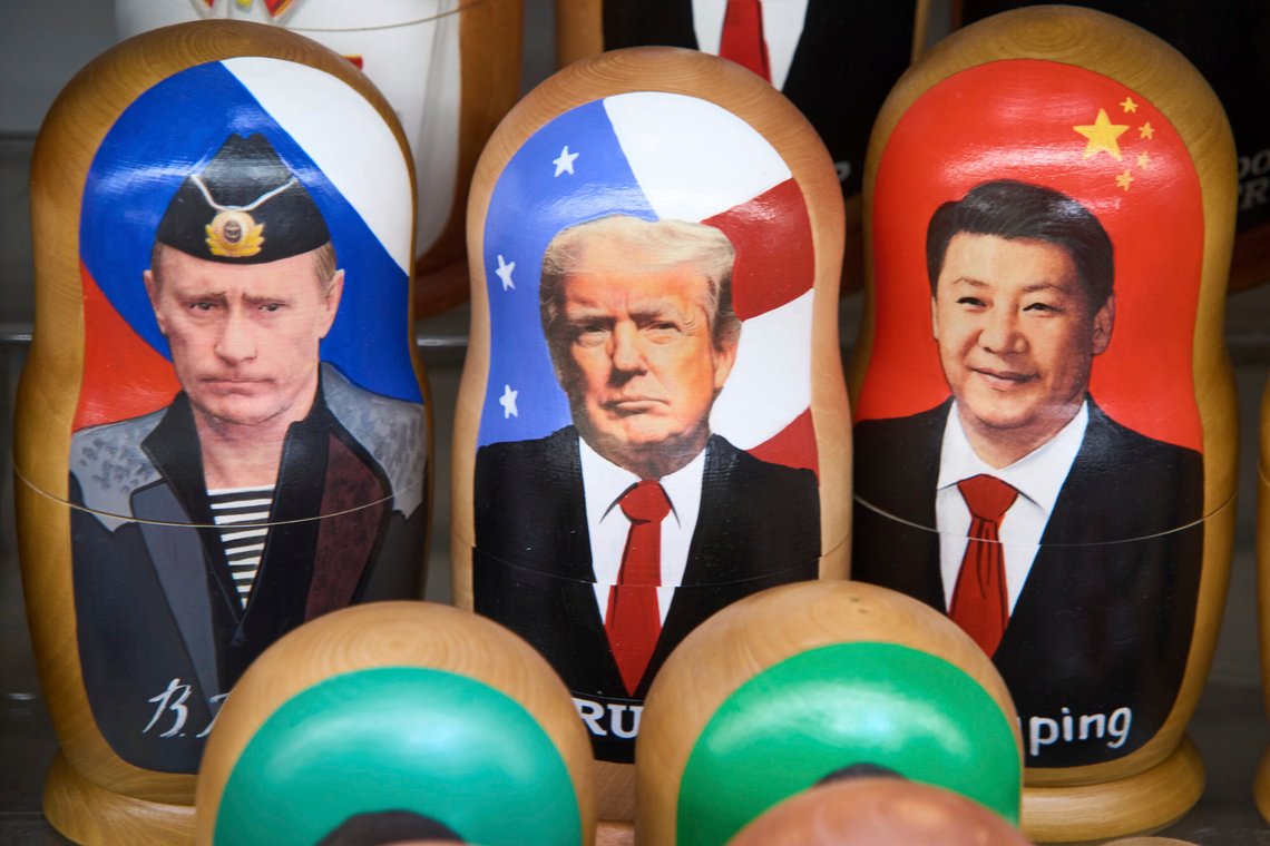 Tradisjonelle russiske Matryoshka-dokker viser Vladimir Putin, Donald Trump og Xi Jinping, til salg i en suvenirbutikk i Moskva, Russland. Foto: AP /Alexander Zemlianichenko/ NTB Tradisjonelle russiske Matryoshka-dokker viser Vladimir Putin, Donald Trump og Xi Jinping, til salg i en suvenirbutikk i Moskva, Russland. Foto: AP /Alexander Zemlianichenko/ NTB