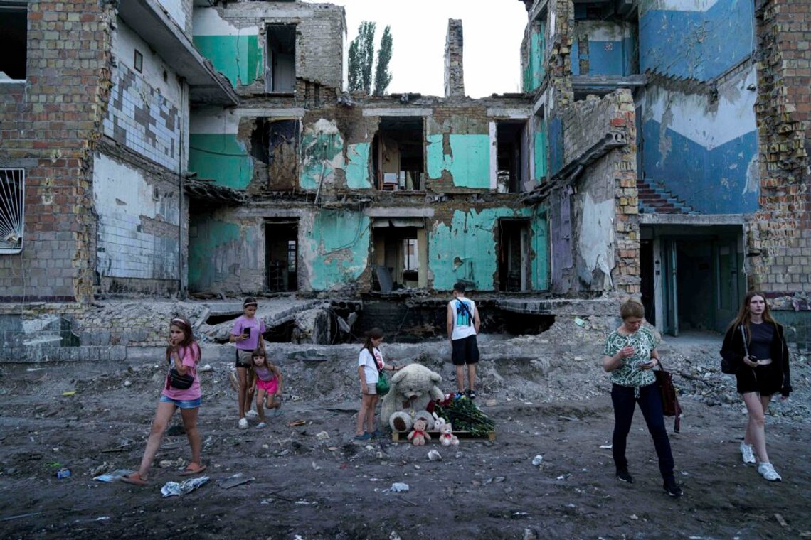 Folk befinner seg ved et hus som er blitt ødelagt i et russisk angrep mot Kiev den 29. august 2025. Foto: Evgeniy Maloletka / AP / NTB. Folk befinner seg ved et hus som er blitt ødelagt i et russisk angrep mot Kiev den 29. august 2025. Foto: Evgeniy Maloletka / AP / NTB.