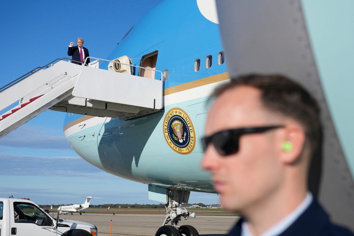 President Donald Trump går ombord i Air Force One, fredag 17. oktober, ved Joint Base Andrews, Maryland, for en snartur hjem til Florida. (AP Photo/Mark Schiefelbein) President Donald Trump går ombord i Air Force One, fredag 17. oktober, ved Joint Base Andrews, Maryland, for en snartur hjem til Florida. (AP Photo/Mark Schiefelbein)