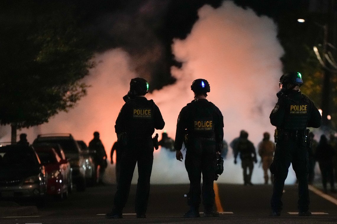 Politifolk brukte tåregass mot demonstranter utenfor et anlegg tilhørende amerikanske innvandrings- og tollmyndigheter under en protest lørdag 4. oktober 2025 i Portland i Oregon. Foto: Jenny Kane, AP / NTB Politifolk brukte tåregass mot demonstranter utenfor et anlegg tilhørende amerikanske innvandrings- og tollmyndigheter under en protest lørdag 4. oktober 2025 i Portland i Oregon. Foto: Jenny Kane, AP / NTB