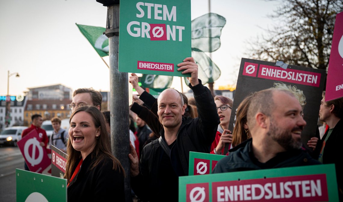 Mai Villadsen og Palle Dragsted fra Enhedslisten deler ut løpesedler på Dronning Louises Bro i København den 1. november 2022. Foto: Ida Guldbæk Arentsen / Ritzau Scanpix / NTB. Mai Villadsen og Palle Dragsted fra Enhedslisten deler ut løpesedler på Dronning Louises Bro i København den 1. november 2022. Foto: Ida Guldbæk Arentsen / Ritzau Scanpix / NTB.