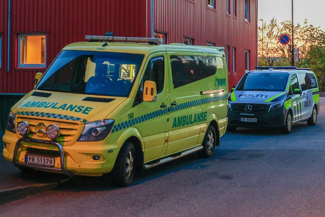 Politi og ambulanse ved stedet der en veranda med flere personer skal ha falt ned fra et bygg i Kristiansand i 2023. Foto: Tor Erik Schrøder / NTB Politi og ambulanse ved stedet der en veranda med flere personer skal ha falt ned fra et bygg i Kristiansand i 2023. Foto: Tor Erik Schrøder / NTB