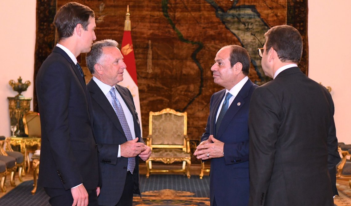 Egypts president Abdel-Fattah el-Sissi møter USAs spesialutsending til Midtøsten, Steve Witkoff, og Jared Kushner i Kaori den 9. oktober 2025. Foto: Det egyptiske presidentens presseekontor via AP / NTB. Egypts president Abdel-Fattah el-Sissi møter USAs spesialutsending til Midtøsten, Steve Witkoff, og Jared Kushner i Kaori den 9. oktober 2025. Foto: Det egyptiske presidentens presseekontor via AP / NTB.