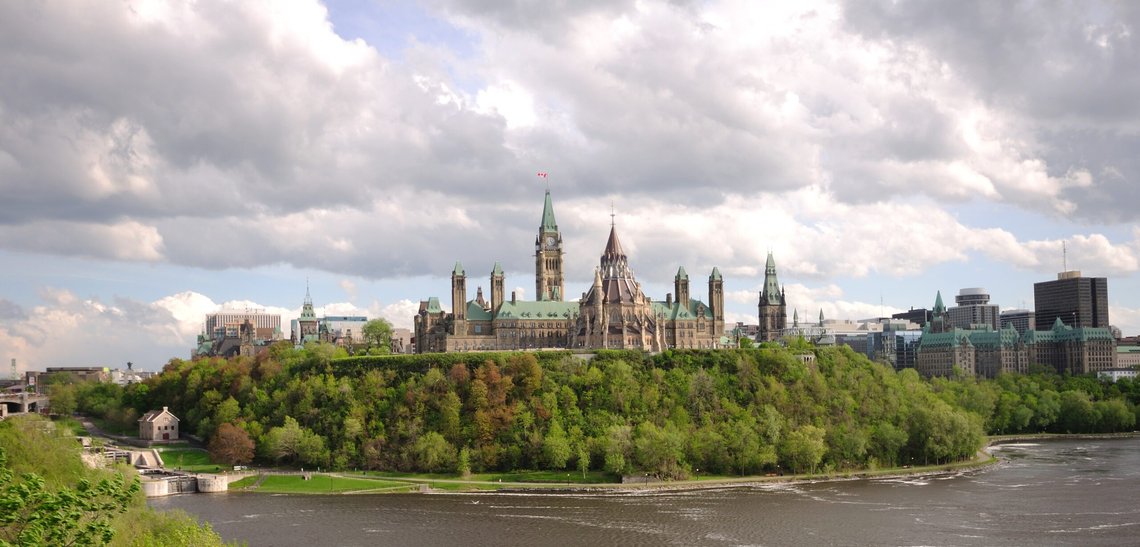 Parliament Hill i Canadas hovedstad Ottawa. Her sitter midlene til grønn omstilling løst, men effekten lar vente på seg. Foto: Taxiarchos228 /CC BY-SA 3.0/ NTB Parliament Hill i Canadas hovedstad Ottawa. Her sitter midlene til grønn omstilling løst, men effekten lar vente på seg. Foto: Taxiarchos228 /CC BY-SA 3.0/ NTB