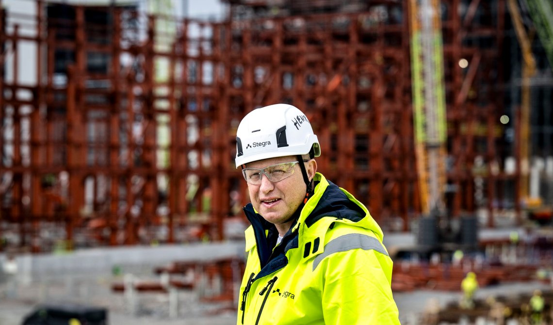 Stegras toppsjef Henrik Henriksson på byggeplassen for det påtenkte «grønne» stålverket i Boden den 10. juni 2025. Skal han få ti milliarder til for å bygge ferdig? Foto: Pontus Lundahl / TT / NTB. Stegras toppsjef Henrik Henriksson på byggeplassen for det påtenkte «grønne» stålverket i Boden den 10. juni 2025. Skal han få ti milliarder til for å bygge ferdig? Foto: Pontus Lundahl / TT / NTB.