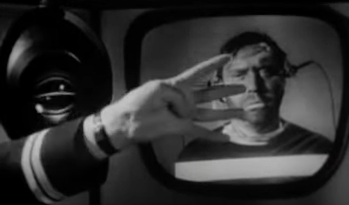 Winston Smith tortureres helt til han sier at han ser fem fingre og ikke fire. Stillbilde fra filmen «1984» av Michael Anderson: YouTube. Winston Smith tortureres helt til han sier at han ser fem fingre og ikke fire. Stillbilde fra filmen «1984» av Michael Anderson: YouTube.