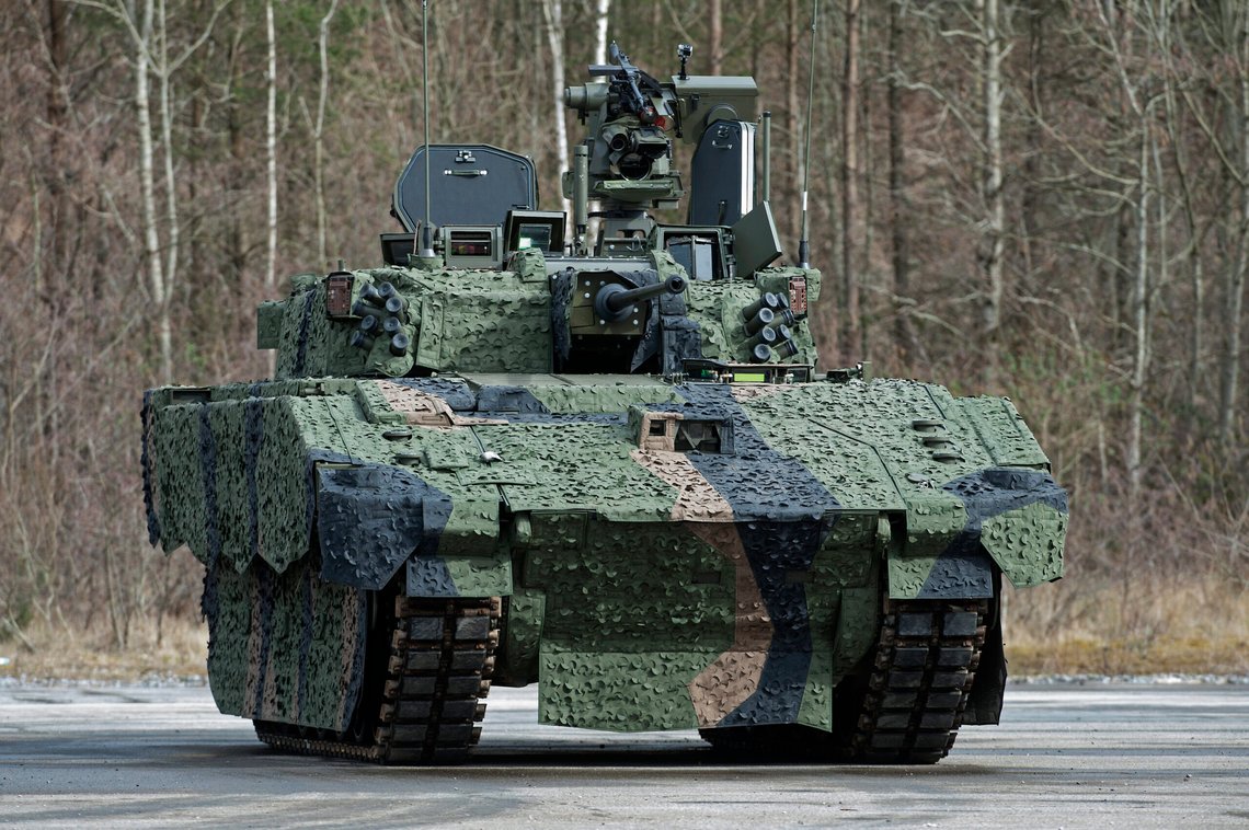 Bildet viser den nye AJAX-prototypen nær det fremtidige monteringsstedet i Merthyr Tydfil, Wales. Foto: Richard Watt /MOD/ OGL v1.0/ Wikimedia Bildet viser den nye AJAX-prototypen nær det fremtidige monteringsstedet i Merthyr Tydfil, Wales. Foto: Richard Watt /MOD/ OGL v1.0/ Wikimedia
