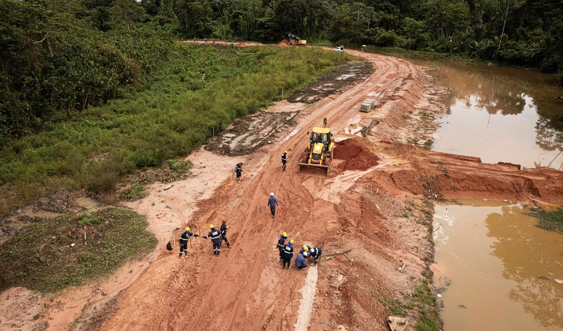 Anleggearbeidere bygger en ny vei til Belém i Brasil den 18. mars 2025 som skal være klar før klimatoppmøtet der i november. Foto: Jorge Saenz / AP / NTB. Anleggearbeidere bygger en ny vei til Belém i Brasil den 18. mars 2025 som skal være klar før klimatoppmøtet der i november. Foto: Jorge Saenz / AP / NTB.