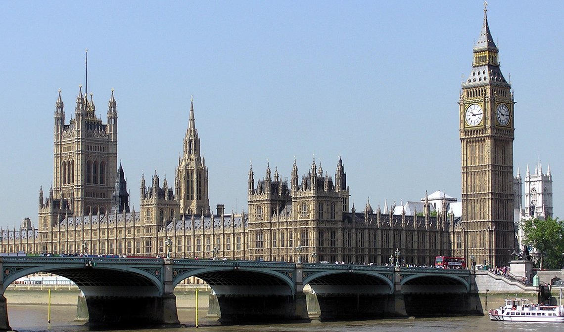 Det britiske parlamentet i London, Westminster Bridge i forgrunnen. Foto: Arpingstone / Wikimedia Commons (cc0). Det britiske parlamentet i London, Westminster Bridge i forgrunnen. Foto: Arpingstone / Wikimedia Commons (cc0).