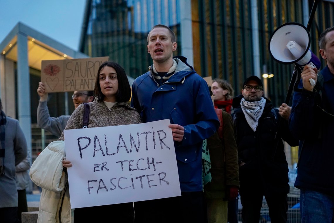 Oslo 20251113.
Palestinakomiteen med markering foran Digitaliserings- og forvaltningsdepartementet i forbindelse med møtet mellom digitaliseringsminister Karianne Tung og det amerikanske teknologiselskapet Palantir.
Foto: Jonas Fæste Laksekjøn / NTB Oslo 20251113.
Palestinakomiteen med markering foran Digitaliserings- og forvaltningsdepartementet i forbindelse med møtet mellom digitaliseringsminister Karianne Tung og det amerikanske teknologiselskapet Palantir.
Foto: Jonas Fæste Laksekjøn / NTB