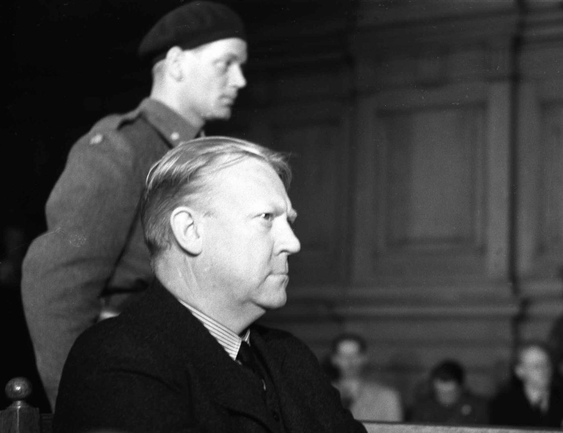 Oslo 19450526. Landssviksaken mot Vidkun Quisling, som overgav seg til norsk politi 9. mai 1945 . Vidkun Quisling i Oslo forhørsrett. Væpnet vakt i bakgrunnen.
NTB arkivfoto / NTB Oslo 19450526. Landssviksaken mot Vidkun Quisling, som overgav seg til norsk politi 9. mai 1945 . Vidkun Quisling i Oslo forhørsrett. Væpnet vakt i bakgrunnen.
NTB arkivfoto / NTB