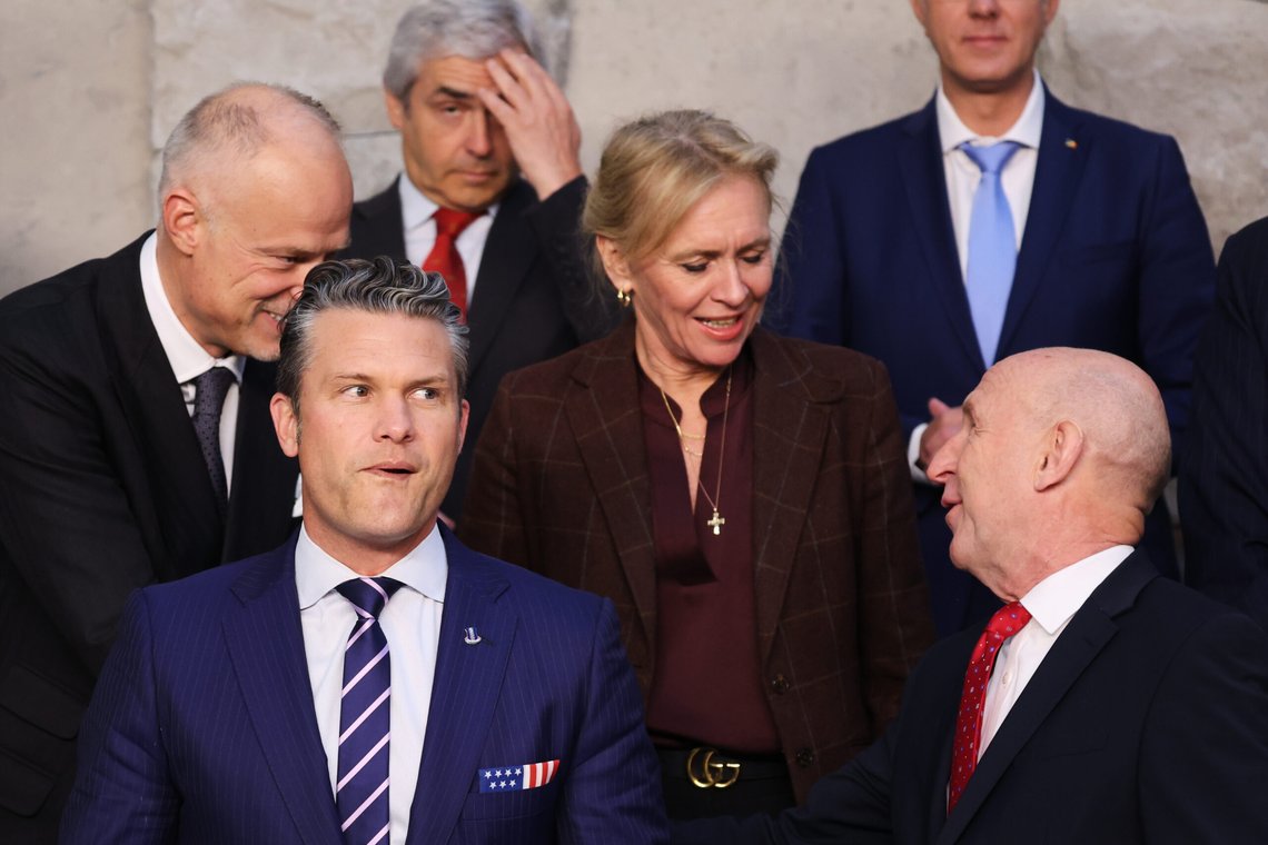 Islands utenriksminister Katrin Gunnarsdottir (i midten) på forsvarsministermøte i Nato-hovedkvarteret i Brussel. Foto: AP / NTB Islands utenriksminister Katrin Gunnarsdottir (i midten) på forsvarsministermøte i Nato-hovedkvarteret i Brussel. Foto: AP / NTB