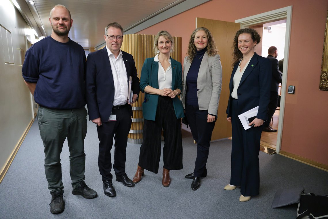 Arbeiderpartiets fire budsjettpartnere kommer til bordet med krav på til sammen 132 milliarder kroner, ifølge Aftenposten. Partienes finanspolitiske talspersoner begynte budsjettforhandlingene fredag. Fra venstre Mimir Kristjansson (Rødt), Bjørn Arild Gram (Sp), Marthe Hammer (SV), Tuva Moflag (Ap) og Ingrid Liland (MDG). Foto: Amanda Pedersen Giske / NTB Arbeiderpartiets fire budsjettpartnere kommer til bordet med krav på til sammen 132 milliarder kroner, ifølge Aftenposten. Partienes finanspolitiske talspersoner begynte budsjettforhandlingene fredag. Fra venstre Mimir Kristjansson (Rødt), Bjørn Arild Gram (Sp), Marthe Hammer (SV), Tuva Moflag (Ap) og Ingrid Liland (MDG). Foto: Amanda Pedersen Giske / NTB